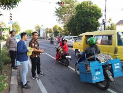 Satreskrim Polres Tuban Geruduk Penguna Jalan Bagikan Nasi Kotak Di Jumat Berkah !!!