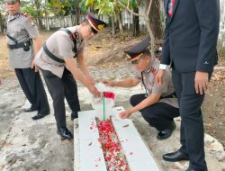 Peringati Hari Bhayangkara Ke-78 Kapolsek Laren Ikuti Upacara Ziarah Rombongan di TMP Lamongan