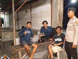 Patroli Dialogis Malam Hari Anggota Polsek Sekaran Sambangi Warga Yang Sedang Nongkrong di Warkop