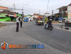 Anggota Patroli Lantas Polsek Babat Melaksanakan Pengaturan Lalu Lintas