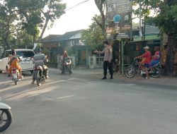 Giat Polsek sekaran melaksanakan commander wish bertujuan kelancaran lalin lalu lintas .