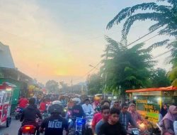 Kemacetan di jalan gotong royong jelang buka puasa di depan pendopo kelurahan babat .