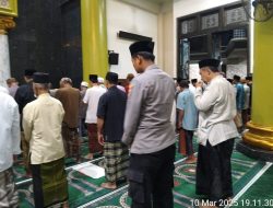 Anggota Polsek Babat Laksanakan Sholat Tarawih Berjamaah