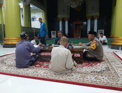 Kapolsek Babat Laksanakan Giat Sholat Tarawih dan Tadarus Keliling Untuk Menjalin Silaturahmi dengan Masyarakat