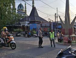 Layani Masyarakat Anggota Polsek Laren Laksanakan Commander Wish Pagi
