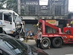 Akibat Sopir Kurang Konsentrasi Mobil Truk Yang di Kendarai Sruduk Truk di Depannya