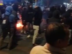 Aksi Unjuk Rasa Mahasiswa Tolak RUU TNI di Depan Gedung DPRD Lamongan Berakhir Ricuh