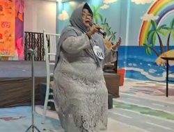 Bunda Hernik Astutik Peserta Lomba Karaoke Reliqi Yang Unik.