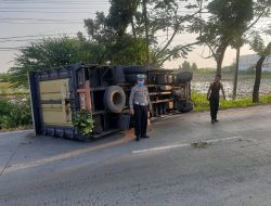 Diduga Akibat Micro Sleep Mobil Box Bermuatan Paketan Terguling di Jalan Raya Babat – Surabaya
