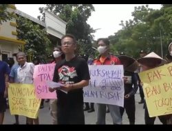 Yak Widhi Peduli Lingkungan Bersama Masyarakat Lakukan Demonstrasi Tambakboyo