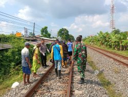 Polsek Sukodadi dan Unit Gakkum Satlantas Polres Lamongan Evakuasi Korban Laka Kereta Api di Desa Kebonsari