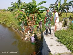 Bhabinsa dan Pemdes Bandungsari Kerja Bakti Membersihkan Sampah di Saluran Irigasi, Tingkatkan Produktivitas Pertanian