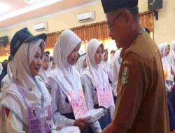 SMA Negeri 2 Tuban Salurkan Seragam Gratis untuk Siswa Kurang Mampu, Bantah Isu Pungli