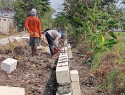 Proyek Pembangunan TPT di Desa Tanggungan Menuai Sorotan Karena Kurangnya Transparansi Tanpa Papan Nama.