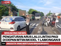 Pengaturan Arus Lalu Lintas Pagi di Depan MTsN Model 1 Lamongan Berlangsung  Aman dan Kondusif