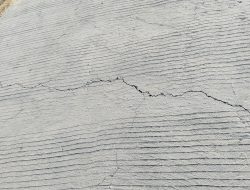 Kades Balongwangi Diduga Kunci Penyebab Proyek Beton Rawan Korupsi dan Rusak Parah