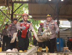 puluhan anggota Polres Tuban melaksanakan bakti sosial berupa bersih bersih Puing terdampak Angin putingbeliung