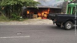Sebuah warung makan di Jl. Raya Mojopetung, Mentaras, Kecamatan Dukun, Gresik, hangus Terbakar