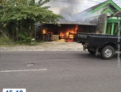 Sebuah warung makan di Jl. Raya Mojopetung, Mentaras, Kecamatan Dukun, Gresik, hangus Terbakar