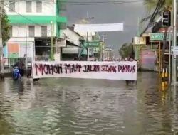 Banjir Berbulan-bulan di Depan Sekolah Pondok Pesantren Matholi’ul Anwar Simo Karanggeneng