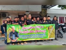 DPP ABJI menggelar aksi berbagi takjil gratis di kawasan Alun Alun Lamongan