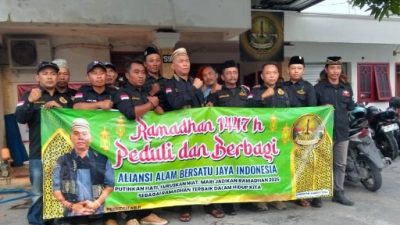 DPP ABJI menggelar aksi berbagi takjil gratis di kawasan Alun Alun Lamongan